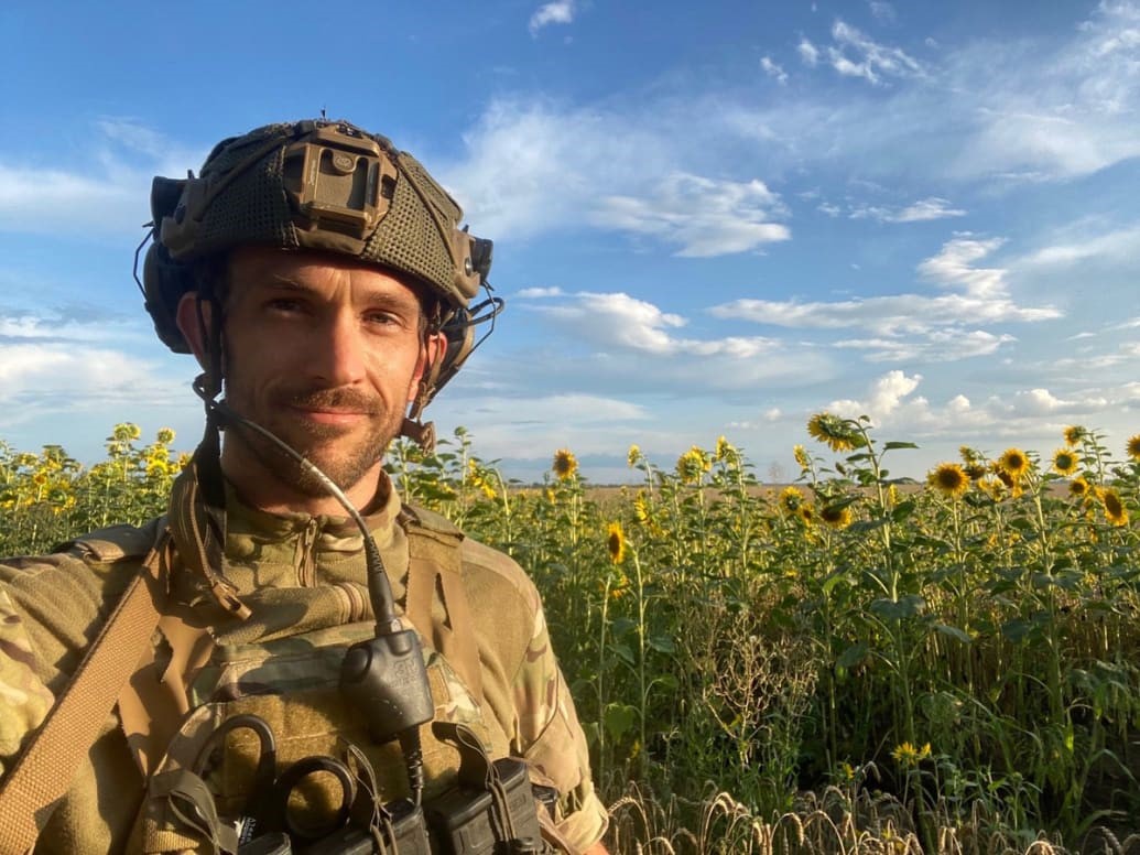 Amerykański weteran stoi na polu słoneczników na Ukrainie podczas wojny rosyjsko-ukraińskiej